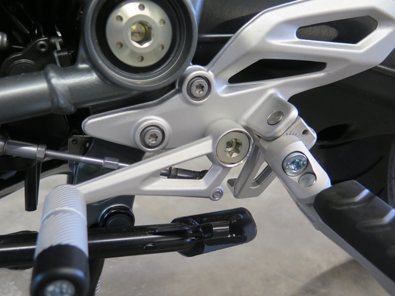 k-908653-Fahrer Kit di abbassamento pedane regolabili 40mm ABE per BMW S1000XR fino al 2020