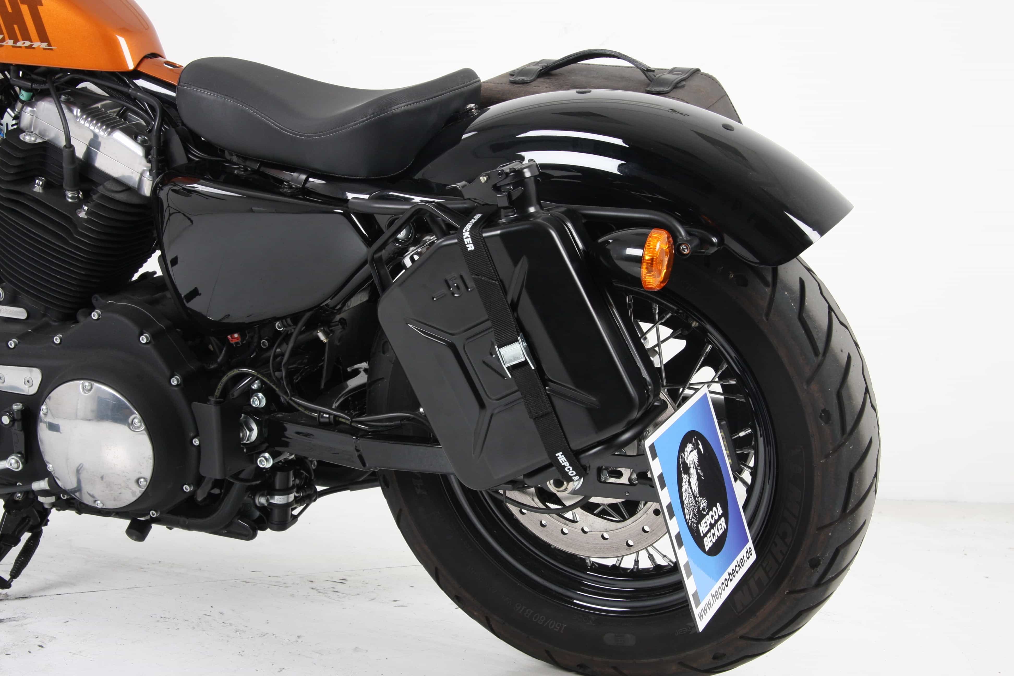 Kanister 4ltr. Inkl. Cutout Halter links schwarz für Harley-Davidson •XL 883 L/R/C•Sportster 883 Low/Iron/Roadster/Custom/Super Low (04-20)•XL 1200L/N/C/CX•Sportster 1200 Low/Nightster/Custom/Roadster (04-20)•Forty-Eight (10-20) • Seventy-Two (12-20)