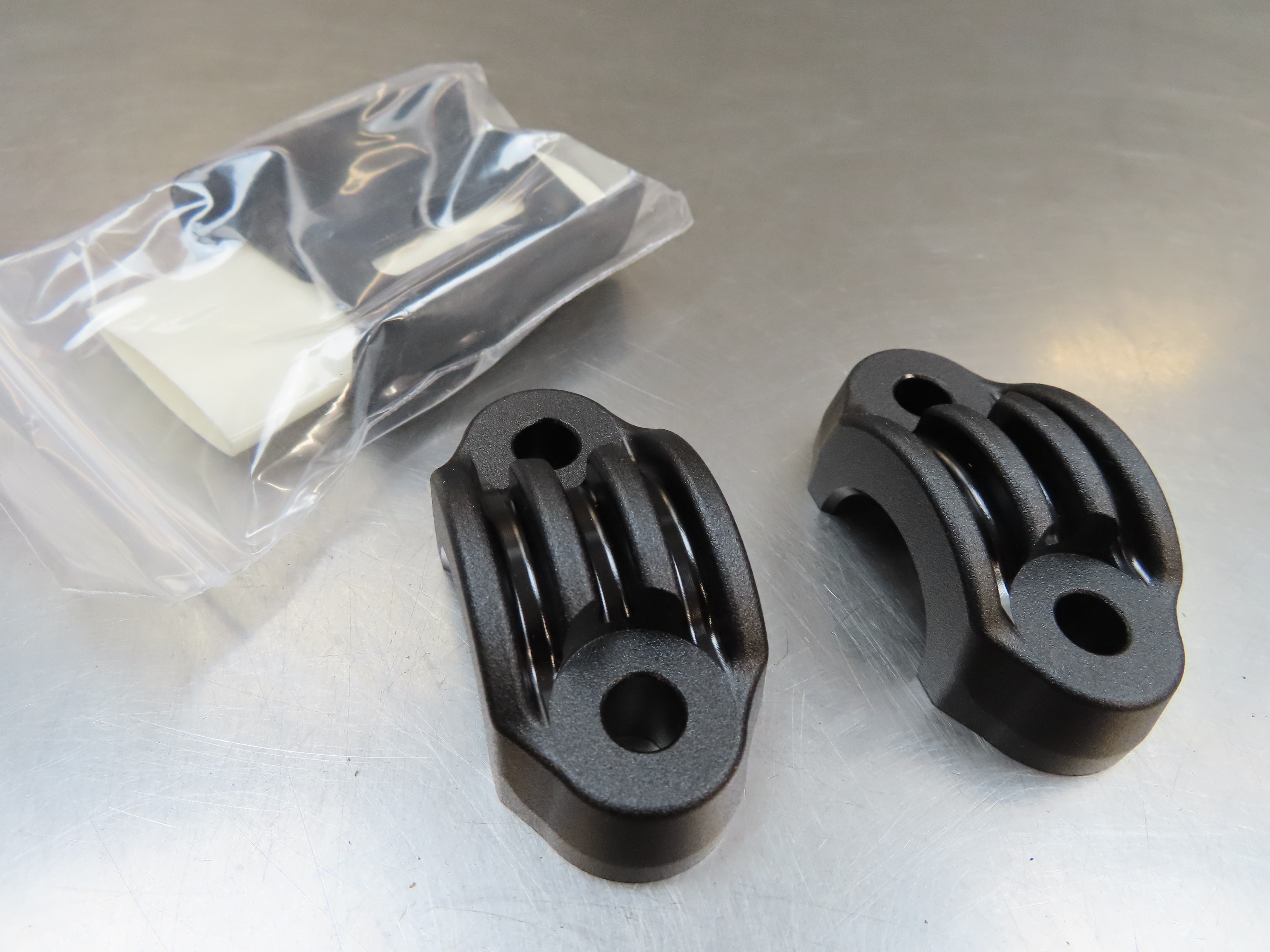 Original BMW Satz Lenker Klemmbock schwarz oben RSD für R18 + R18 Classic