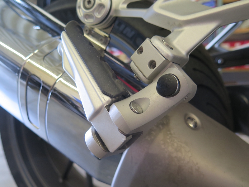 k-908652-R1200R-LC-Soziusfussrastentieferlegung Adjustable passenger footpeg lowering kit with ABE for BMW R1200RS LC R1250RS