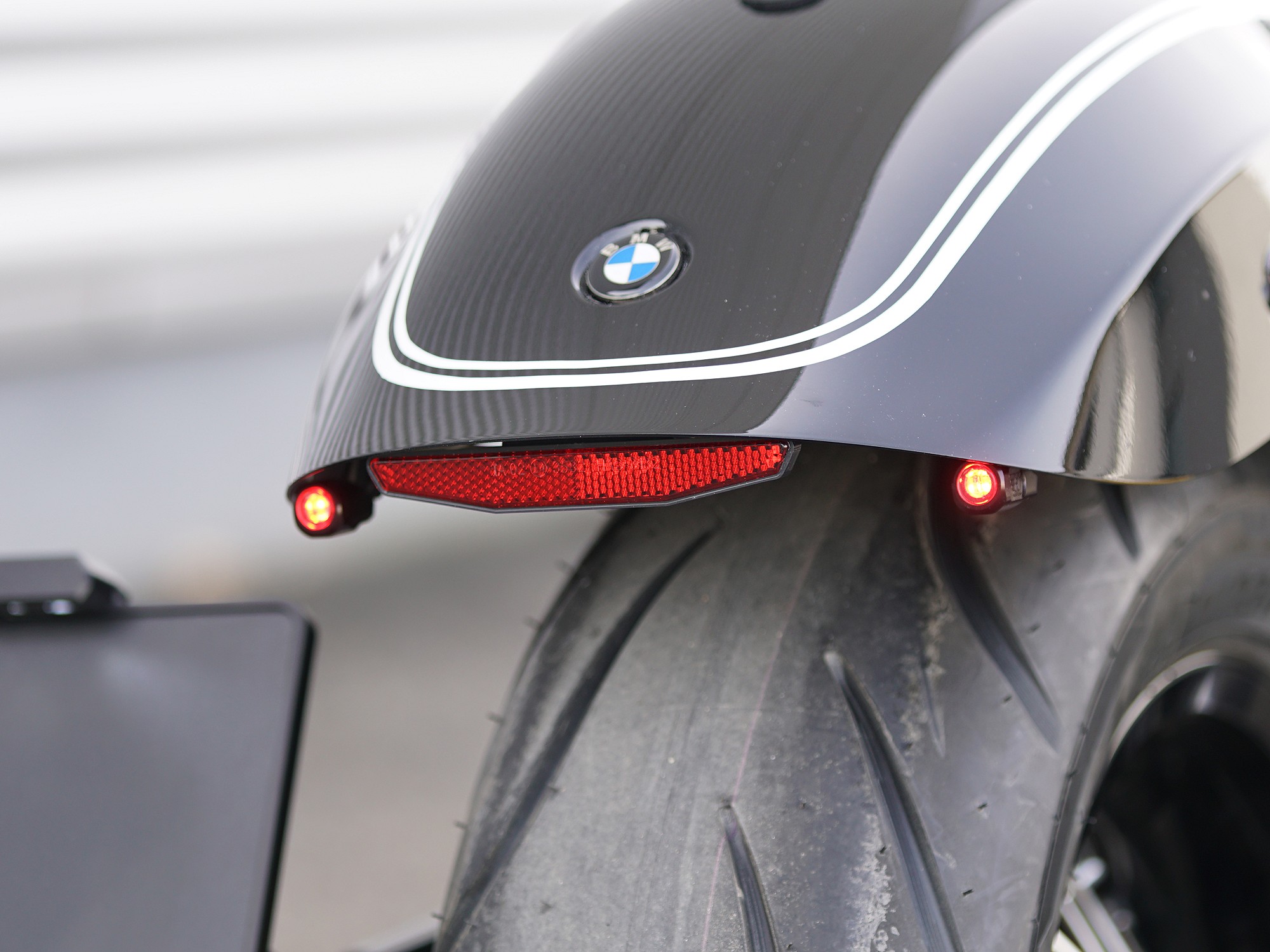 dsc02008-bmw-r18-kennzeichenhalter-seitlich_3b451d90c87f9ef9370d252bde83027f