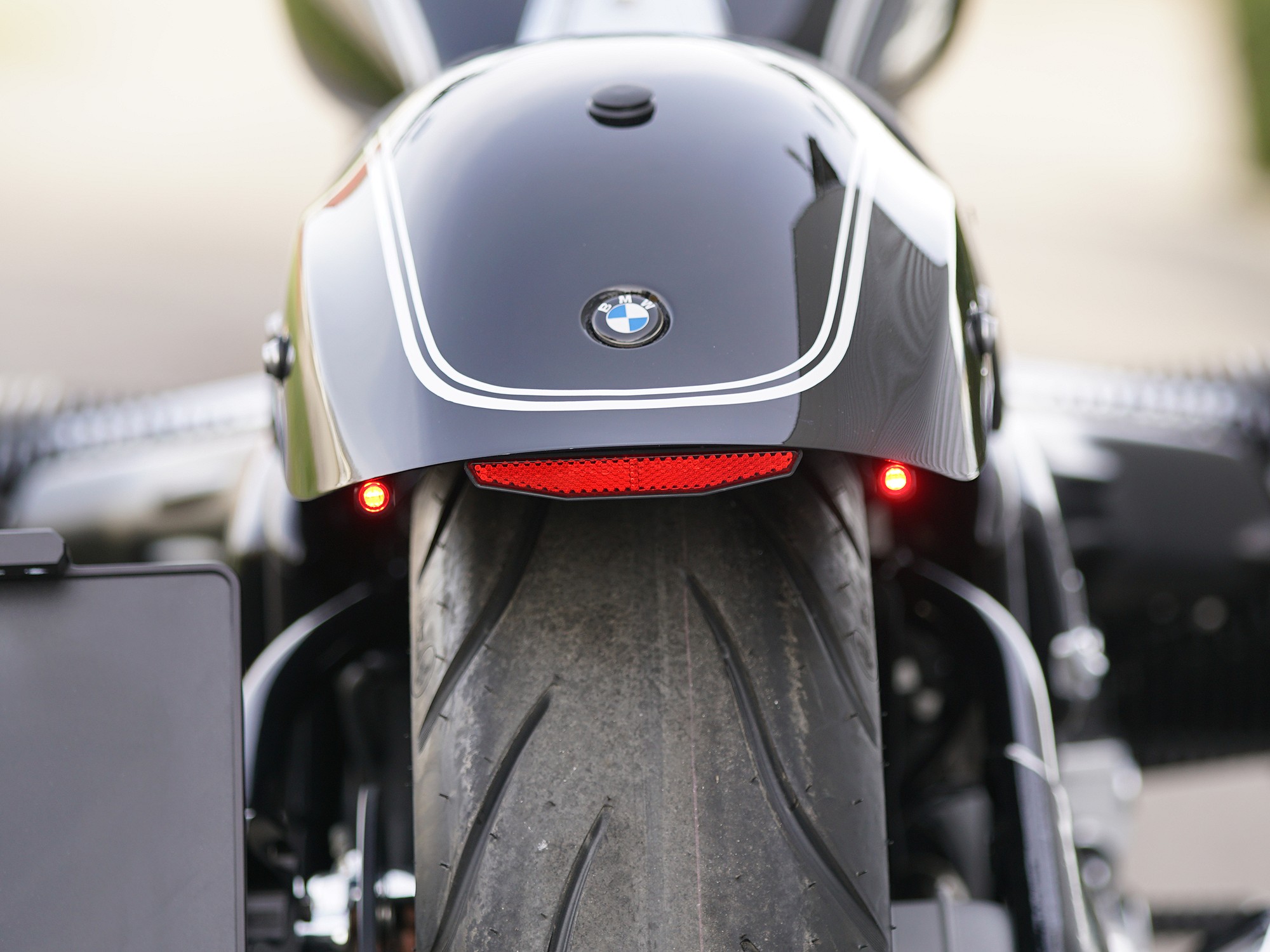 dsc02028-bmw-r18-kennzeichenhalter-seitlich_1a62ef76cd5085d2b03134502fc425c0