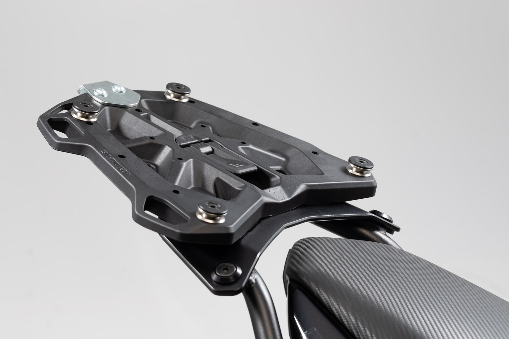 Piastra di Adattamento Nera SW-Motech per Topcase TRAX ADV / ION / EVO su Portapacchi STREET-RACK