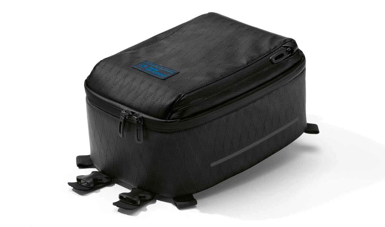 A0304718_Tankrucksack-20Black-20Collection-20klein-205A0E752-201270x750 Tankrucksack Original BMW Colección Negra, pequeño