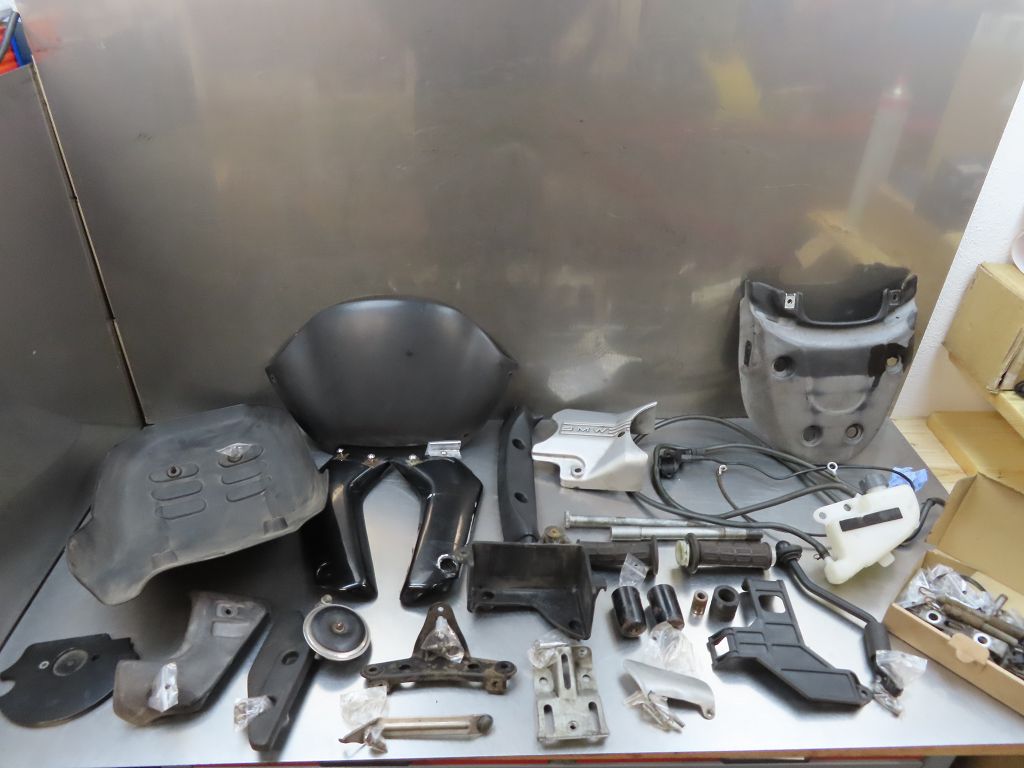 Restekiste Konvolut Unterfahrschutz Hupe Ritzelabdeckung Schrauben usw. für BMW F650