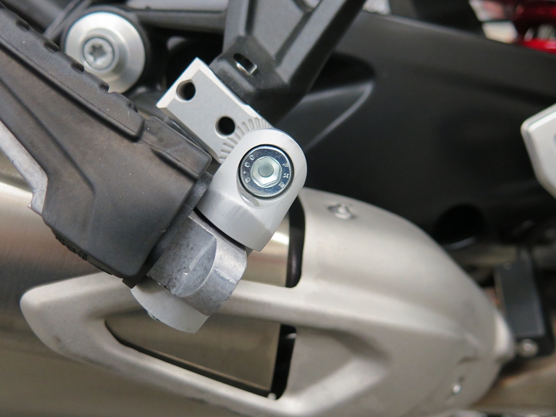 k-908654-Sozius-S1000XR-40mm-oder-60mm Kit di abbassamento pedane passeggero ABE per BMW S1000XR fino al 2019