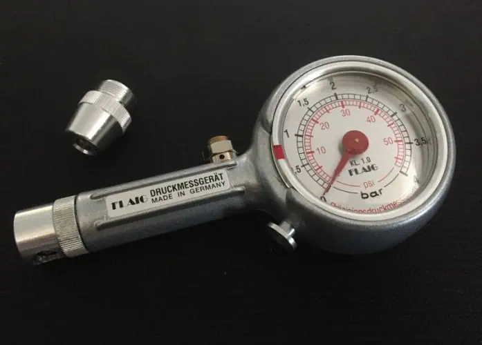 Manometro per pneumatici con connessione diritta e angolo di 90° e valvola di rilascio Manometro per pneumatici con connessione diritta e angolo di 90° e valvola di rilascio