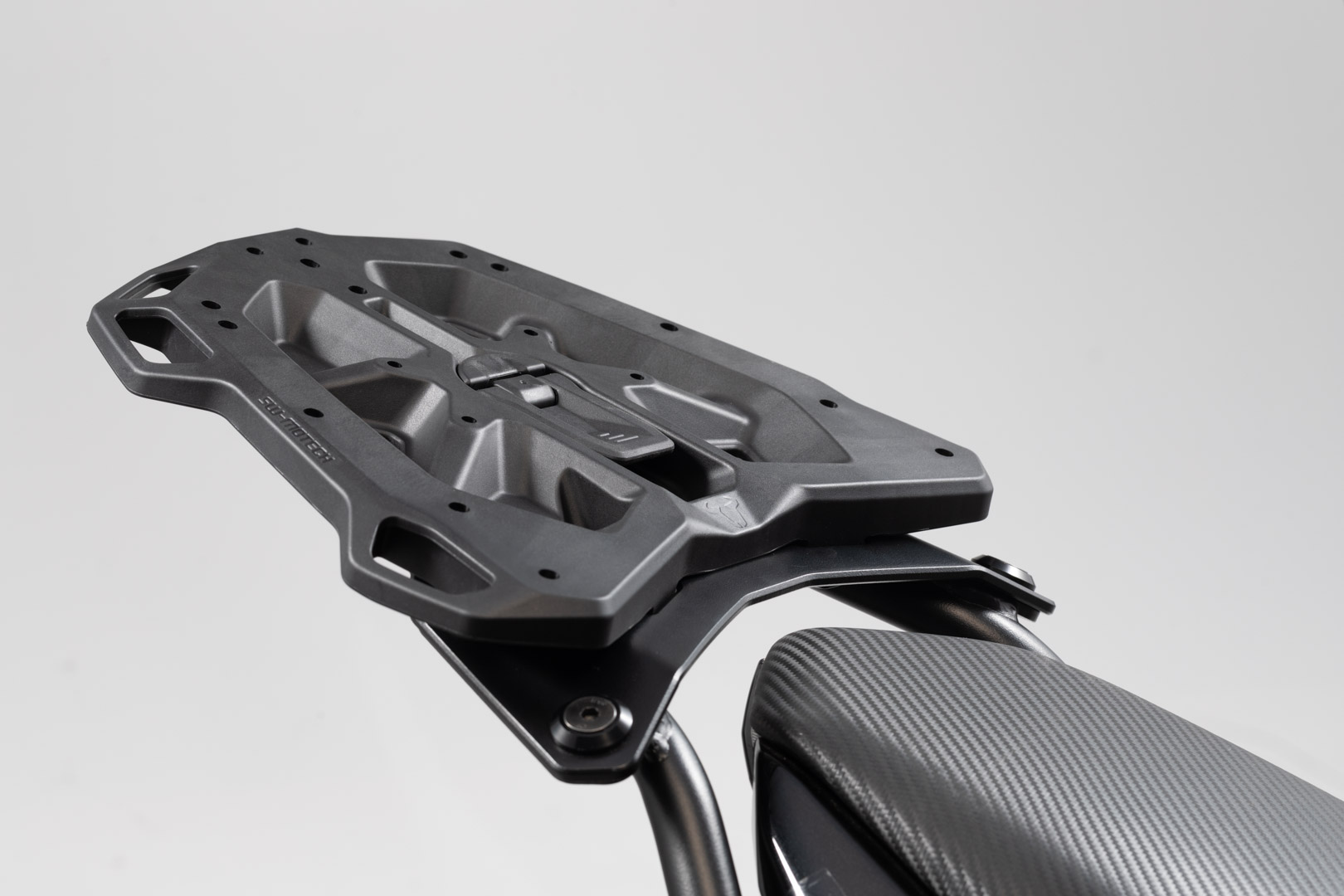 Piastra di adattamento SW-Motech per base portapacchi STREET-RACK senza montaggio per baule superiore