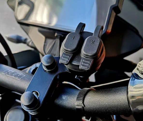 Toma USB doble Touratech para montaje en manillar