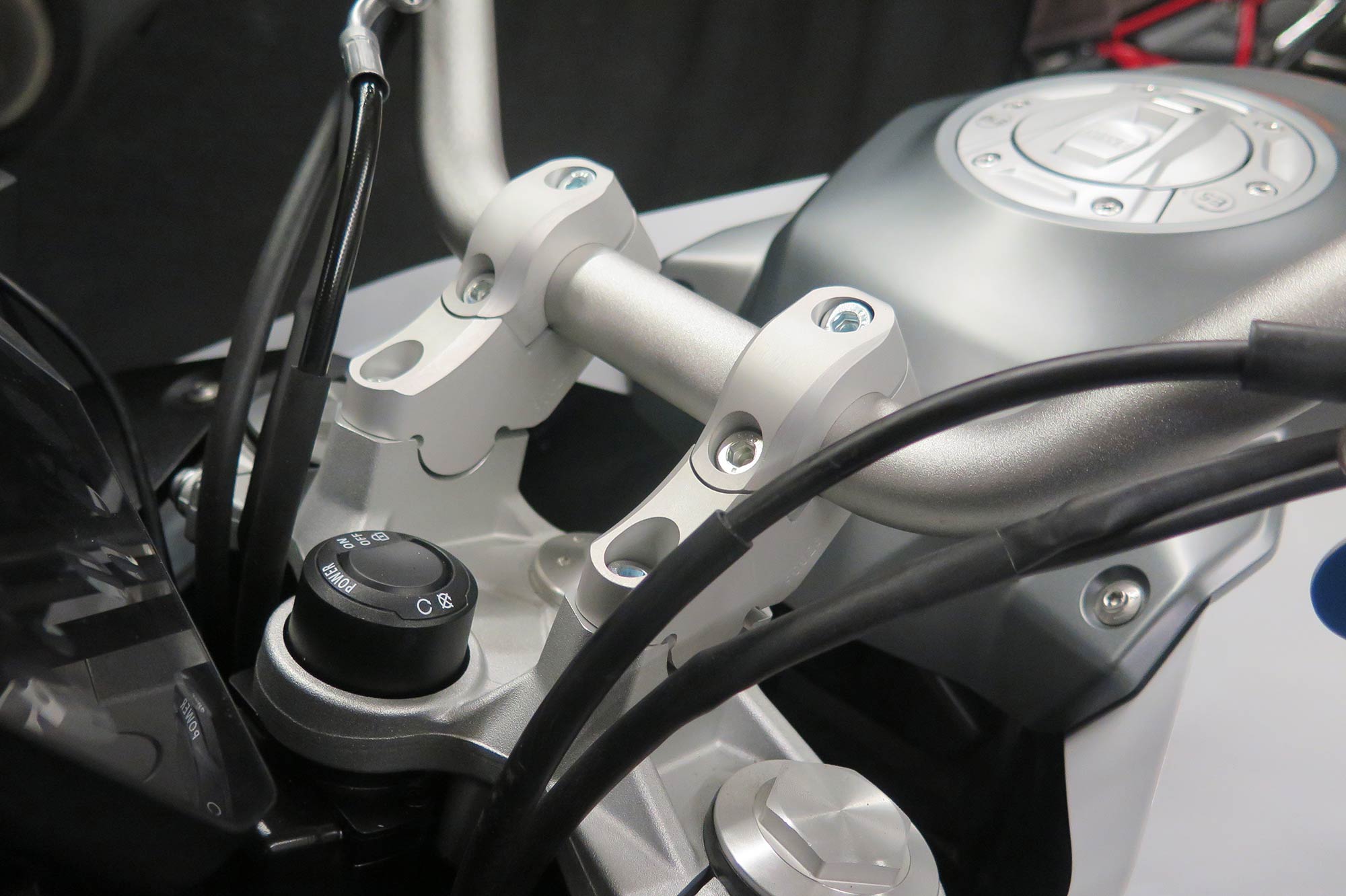 lenkeradapter-an-BMW-F900XR-zoom Élévation de guidon Superbike avec décalage de 5 cm ABE pour BMW F900XR F900R