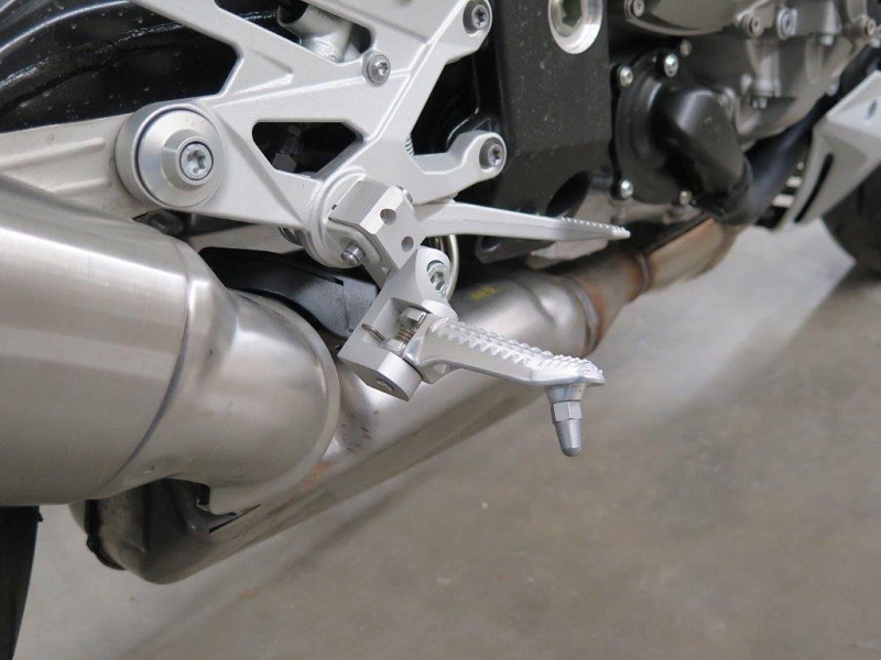 k-Verstellbare-Fahrer-Raste-S1000R-und-S1000RR-907908 Adjustable Footpeg Lowering Kit 40mm ABE for BMW S1000R / S1000RR