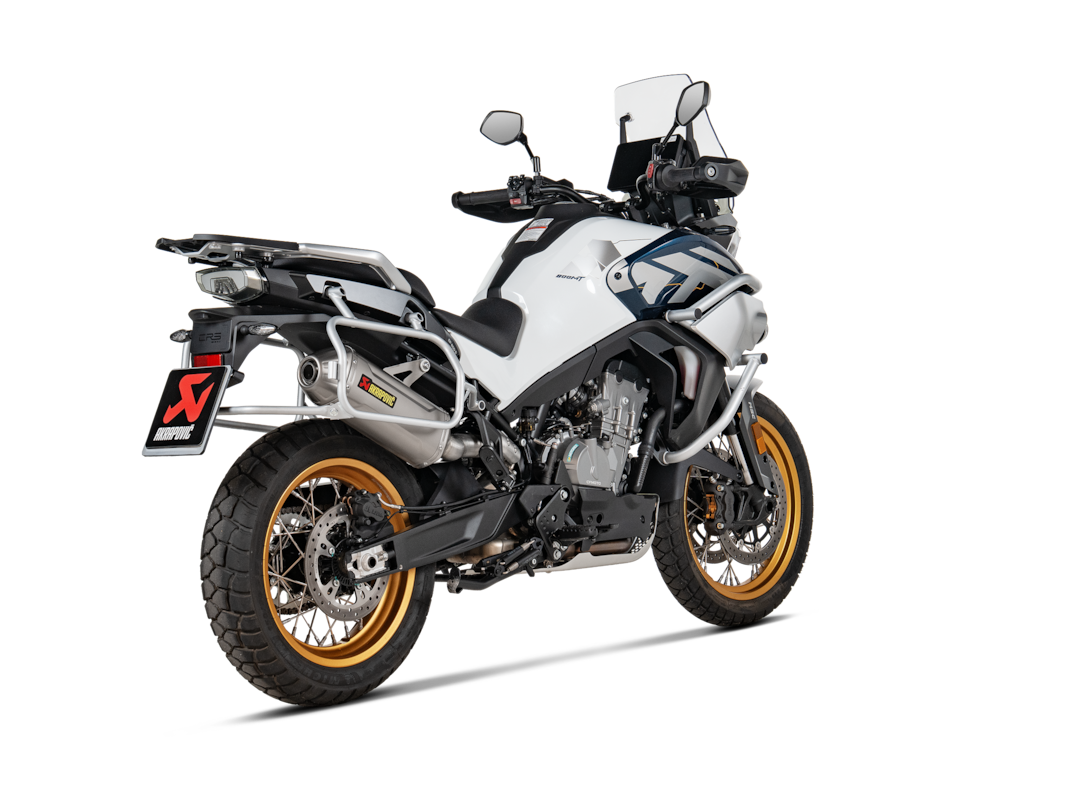 Akrapovic Auspuff Slip-On CF MOTO 800MT