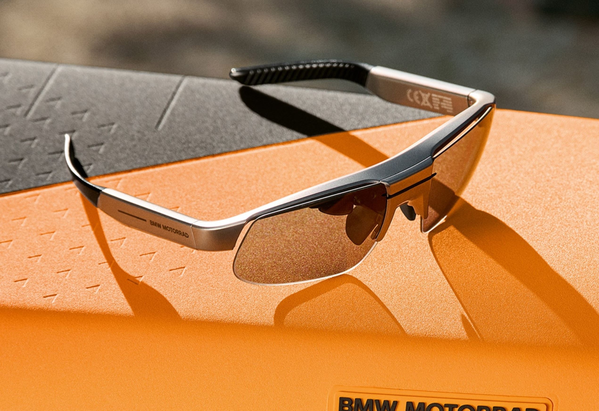 Connected-Ride-Brille-auf-einer-Sitzbank