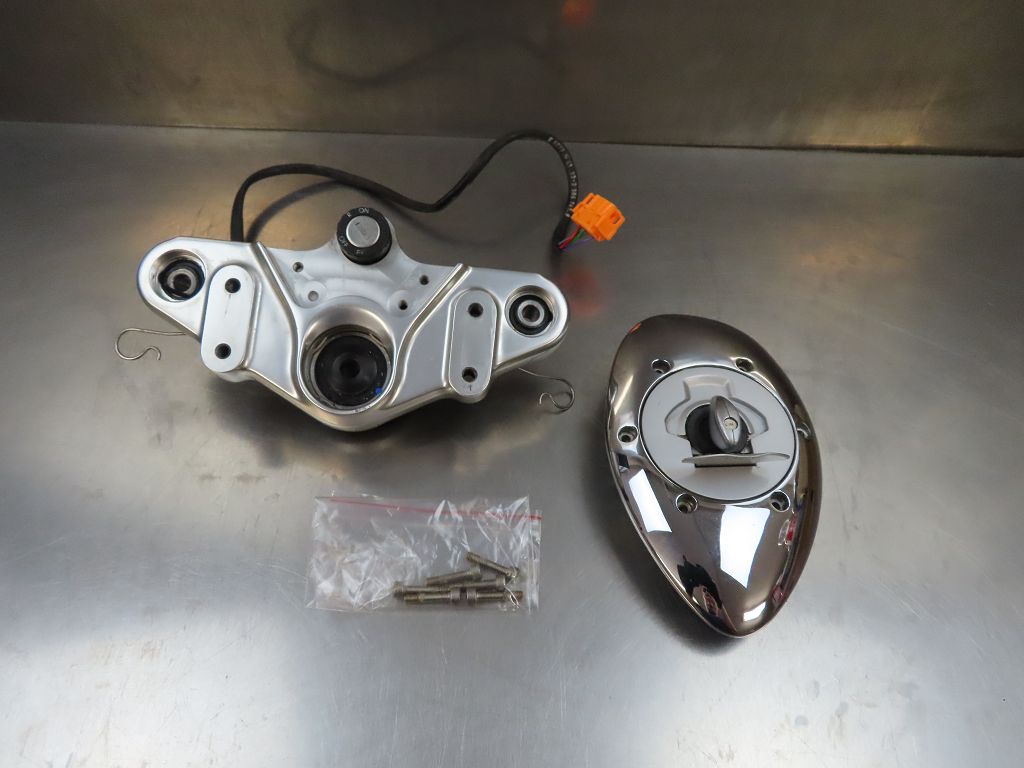 Top triple clamp with ignition lock and 1 key for BMW R1200C + Independent