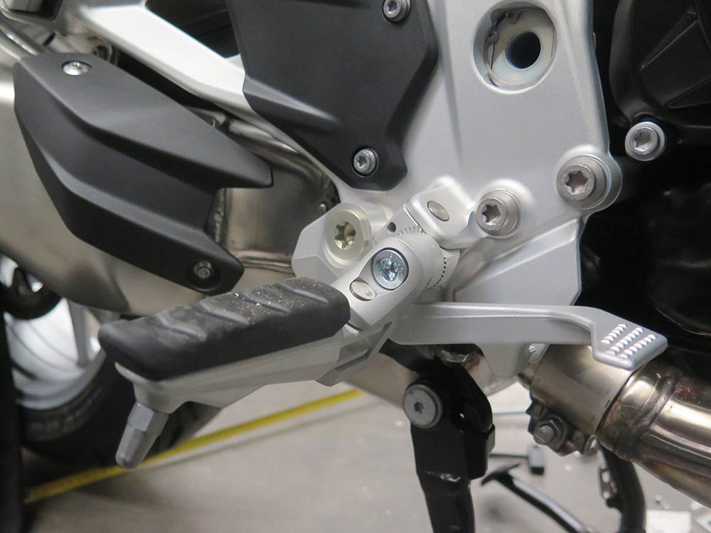 fussrastenadapter-BMW-F900XR-fahrer-rechts-mit-ausgleichsadapter-zoom Réduction de la hauteur des repose-pieds du conducteur avec adaptateur de compensation 4 cm plus bas ABE pour BMW F900XR F900R